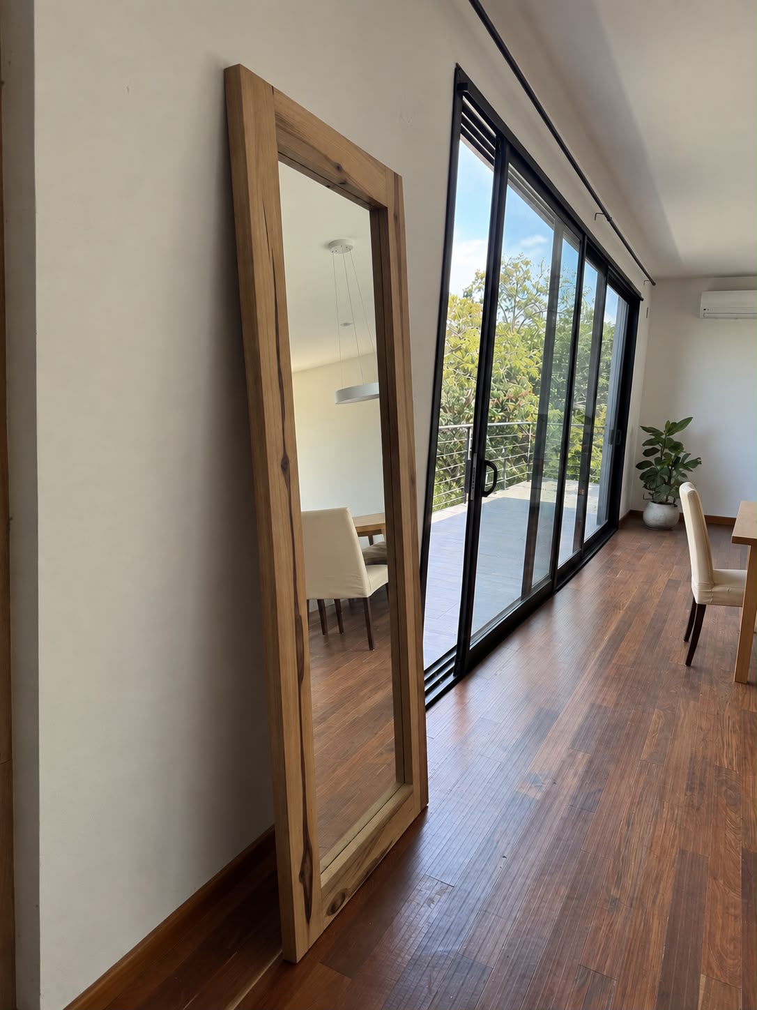 Atmósfera arquitectónica con muebles de autor integrados al espacio